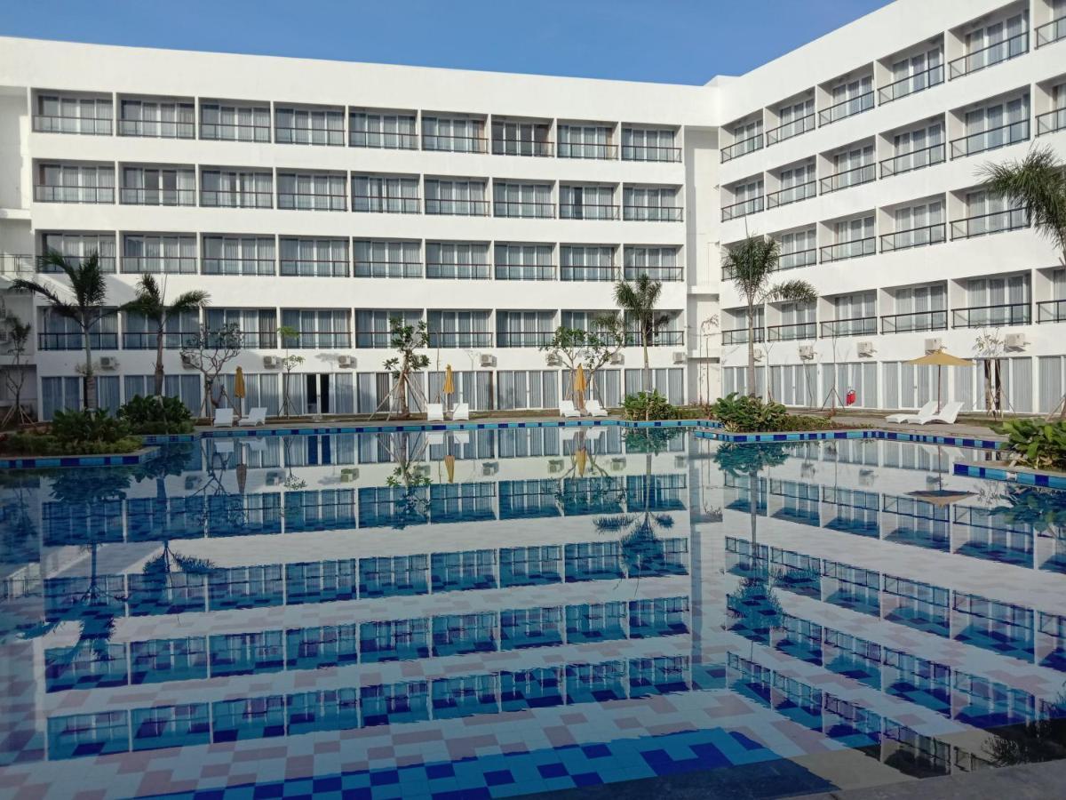 Raja Hotel Kuta Mandalika Resort & Convention Екстериор снимка
