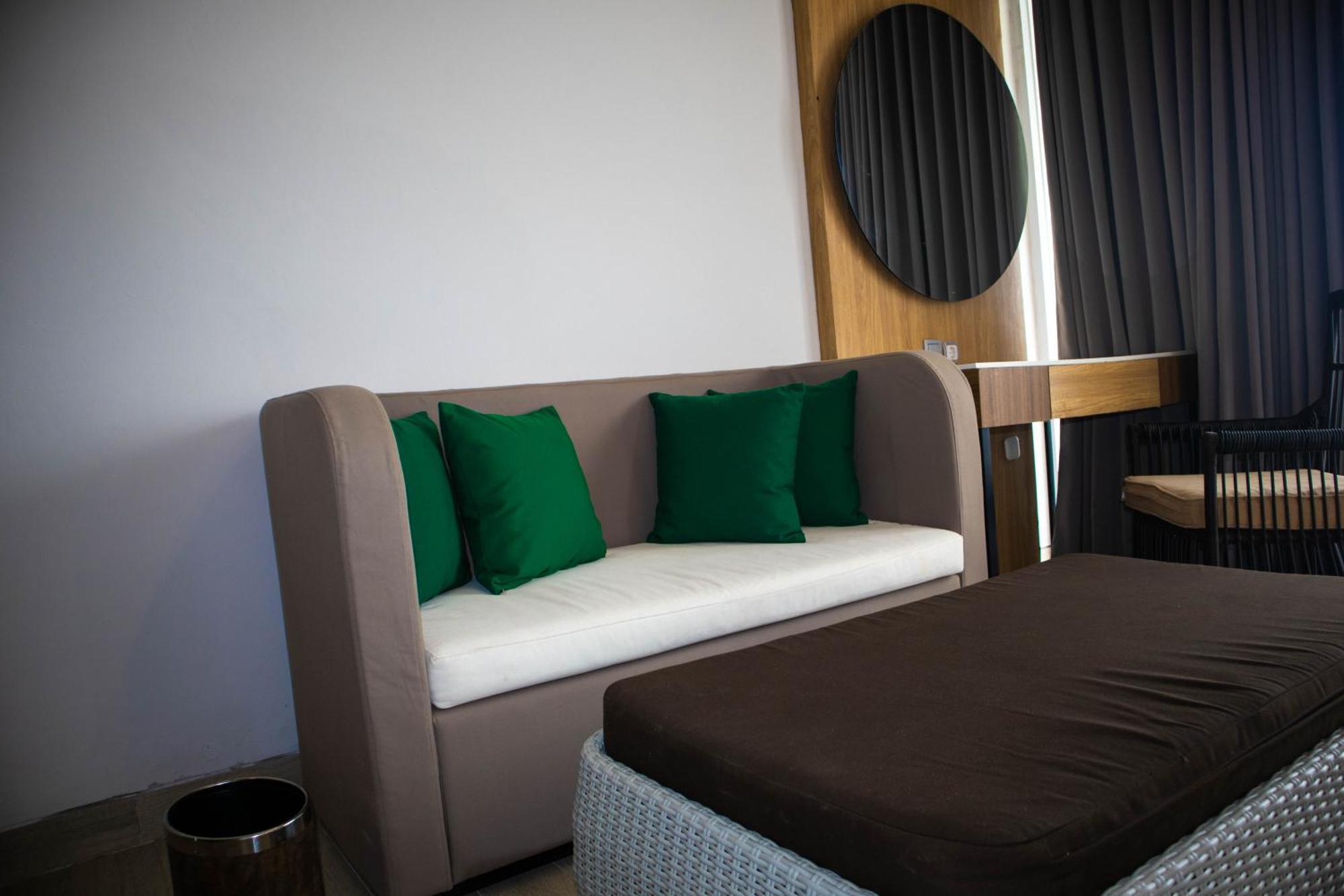 Raja Hotel Kuta Mandalika Resort & Convention Екстериор снимка