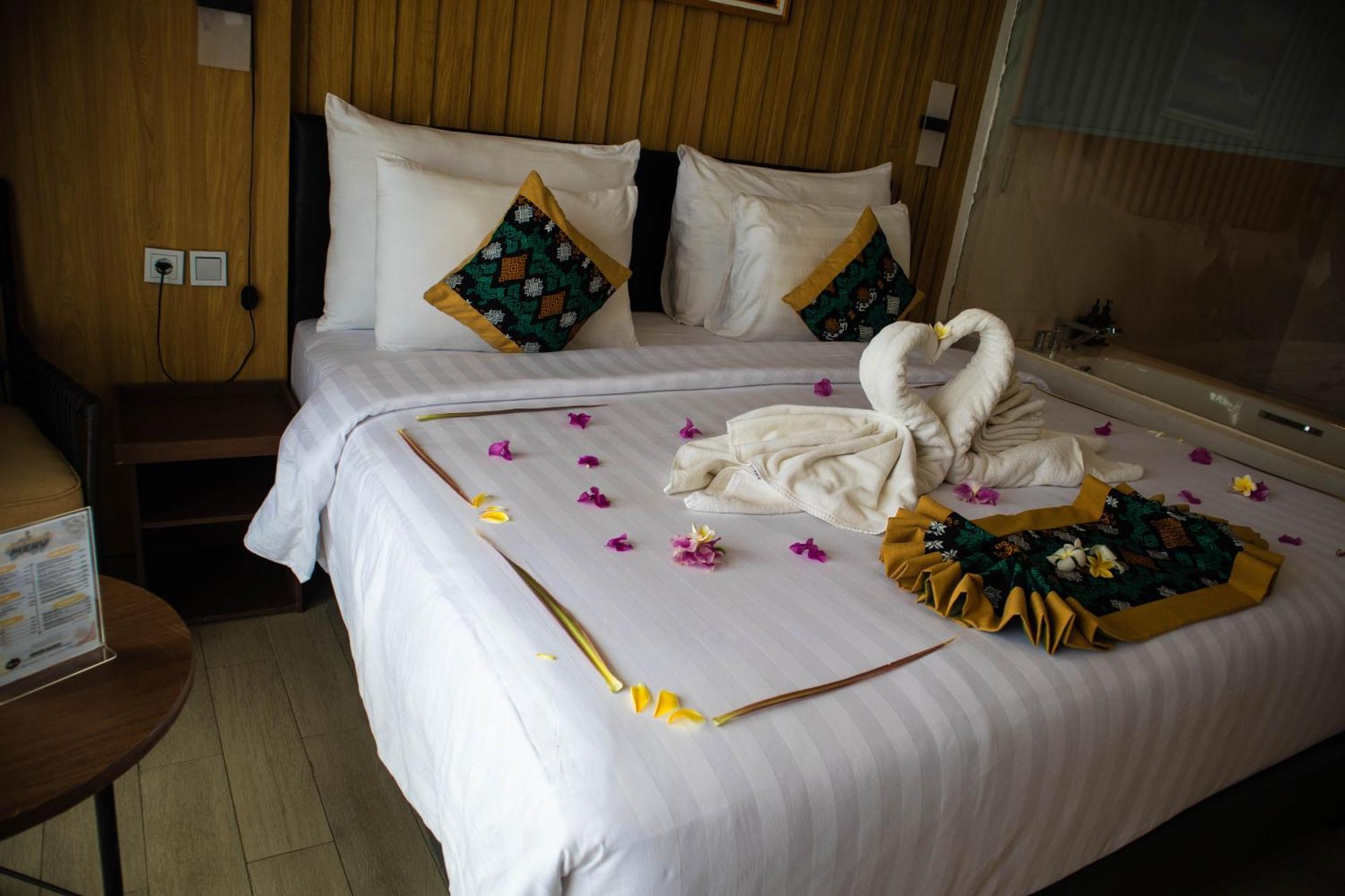 Raja Hotel Kuta Mandalika Resort & Convention Екстериор снимка