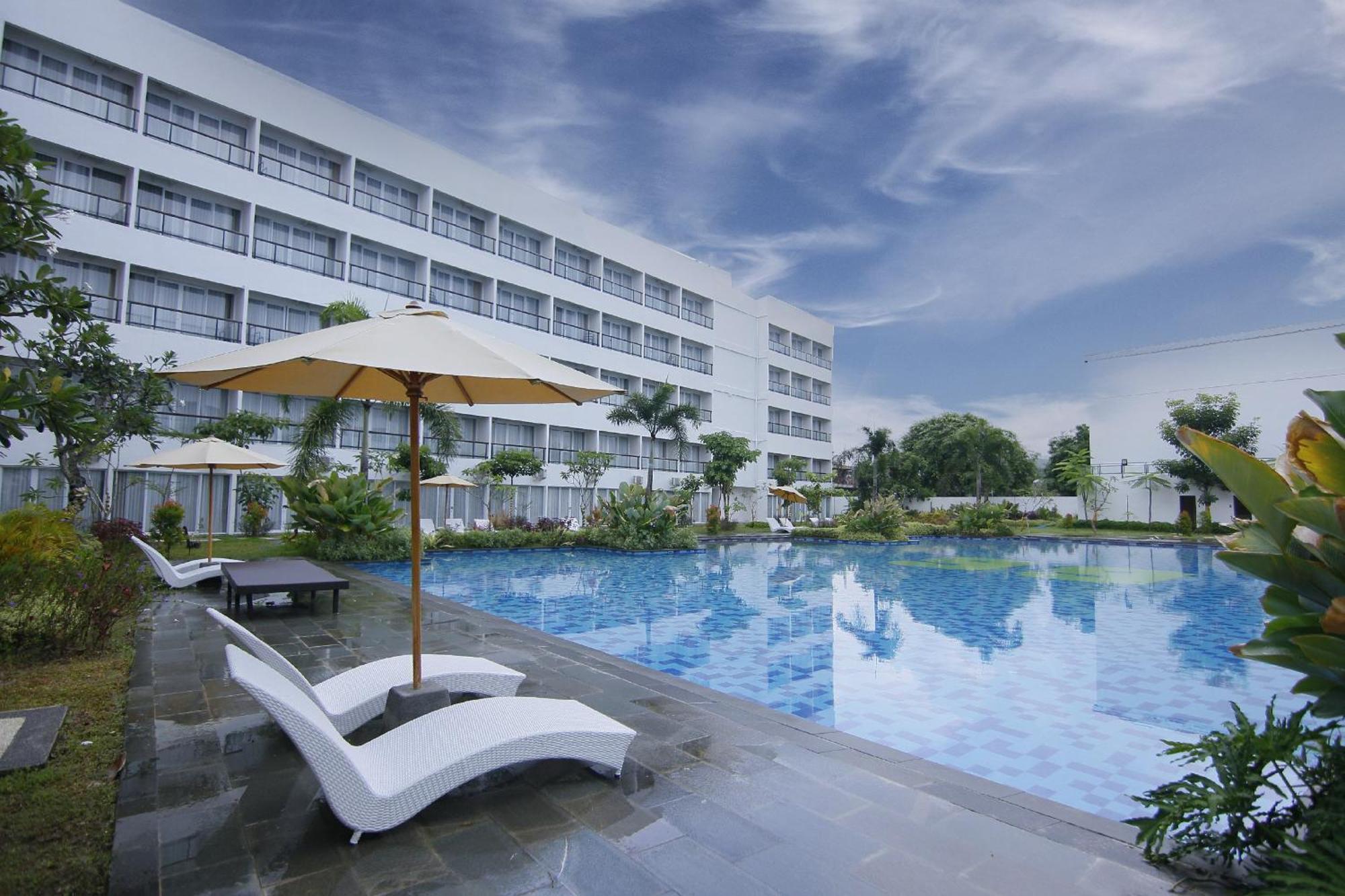 Raja Hotel Kuta Mandalika Resort & Convention Екстериор снимка