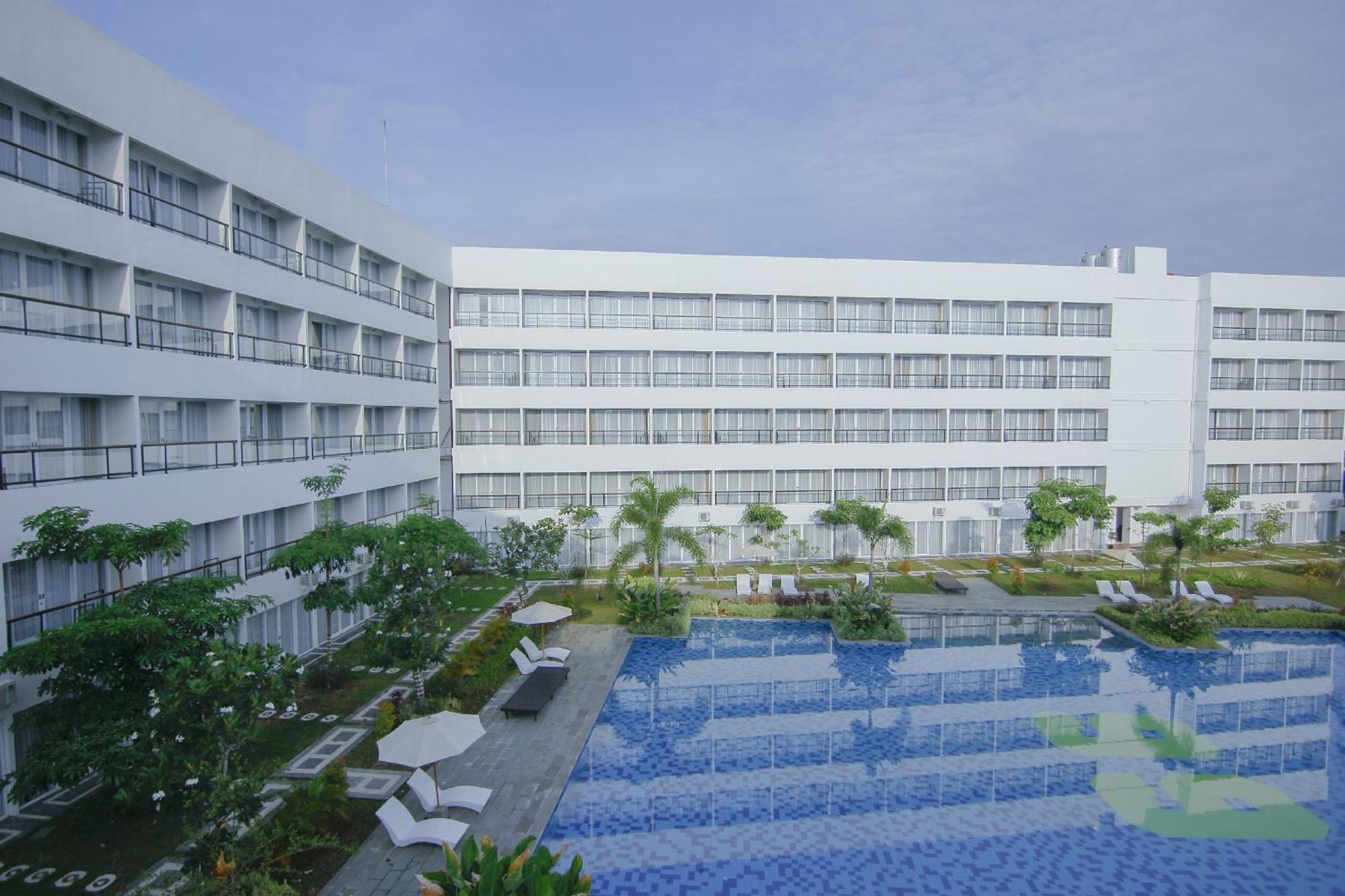 Raja Hotel Kuta Mandalika Resort & Convention Екстериор снимка